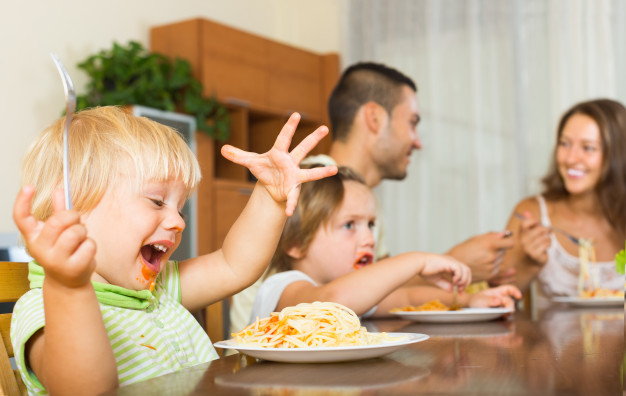 Family Four Eating Spaghetti 1398 5031